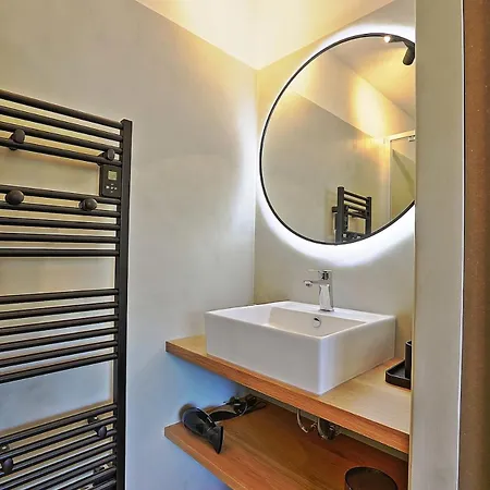 Le Moisan, Proche Arenes Et